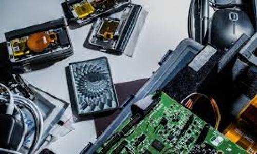   揭秘电脑冷钱包：为什么你绝对不能忽视的安全选择 / 
 guanjianci 冷钱包, 电脑冷钱包, 加密货币安全 /guanjianci 

什么是冷钱包？
在加密货币日益流行的今天，安全性成为了每位投资者必须考虑的重要因素。冷钱包，这个词可能在你的耳边响起过，但你知道它究竟是什么吗？简单来说，冷钱包是指离线储存加密货币资产的工具，通常不与互联网连接。因为这种“冷”状态，冷钱包被认为是防止黑客入侵和在线攻击的最佳选择。它们能够有效地保护你的数字资产，就像守护财富的铁箱子一样。

为什么选择电脑冷钱包？
虽然移动设备和其他在线钱包在使用上极为便利，但是相对于电脑冷钱包来说，它们的安全性仍然存在许多隐患。电脑冷钱包结合了离线存储的安全性与计算机的易用性，使用户能够便捷地管理自己的资产。

选择电脑冷钱包的几个理由包括：
ul
    listrong高度安全性：/strong电脑冷钱包的离线特性，使得即使黑客试图侵入，他们也无法直接获取你的钱包信息，因此极大降低了资产被盗的风险。/li
    listrong用户友好：/strong很多电脑冷钱包提供简单的用户界面，方便用户进行操作，不需要太高的技术知识或经验。/li
    listrong多币种支持：/strong多数计算机冷钱包支持多种加密货币，能够集中管理不同类型的数字资产。/li
/ul

电脑冷钱包的类型
市场上的电脑冷钱包种类繁多，以下是一些常见的选择：

h41.硬件钱包/h4
硬件钱包是一种专用设备，它提供了一个物理设备，用于存储你的私钥。它们将你的密钥存储在设备内部，确保它们远离网络。例如，Trezor和Ledger就是两款在业内广受欢迎的硬件钱包。

h42.纸钱包/h4
虽然纸钱包有点过时，但它也是一种冷钱包的形式。这种方式使用物理纸张打印出你的公钥和私钥，完全不依赖电子设备。这种方式虽然安全，但是相对不便，特别是当你需要频繁使用你的加密货币时。

h43.离线软件钱包/h4
这类钱包是以软件下载的形式存在，用户可以在没有互联网连接的状态下创建、管理他们的加密货币。这种软件钱包通常会在用户的电脑上生成私钥，并进行离线交易，降低了被攻击的几率。

如何选择合适的电脑冷钱包？
在众多选择中，你该如何找到最适合自己的电脑冷钱包呢？以下几点可以帮助你做出选择：

ul
    listrong安全性：/strong查看钱包的安全特性，是否提供两步验证和密码保护等额外安全措施。/li
    listrong用户体验：/strong确保钱包操作简单直观，易于使用，尤其是对于新手。/li
    listrong社区支持：/strong查看钱包的用户评价和社区反馈，了解它在实际使用中的表现。/li
    listrong更新与支持：/strong选择那些维护频率高、技术支持良好的产品，以保证长期使用的安全。/li
/ul

使用电脑冷钱包的最佳实践
拥有合适的冷钱包只是第一步，如何正确使用它也是至关重要的。下面的最佳实践可以给你一些指导，帮助你安全管理你的数字资产：

ul
    listrong定期备份：/strong务必定期将你的钱包和私钥备份到安全的位置，以防数据丢失。/li
    listrong使用强密码：/strong为你的钱包设置一个强大而不易被猜测的密码，以此增加安全性。/li
    listrong保持软件更新：/strong确保你使用的软件钱包和操作系统保持最新，以防止潜在漏洞被利用。/li
    listrong防止物理损坏：/strong定期检查你的硬件钱包，确保它没有物理损坏，并始终存放在安全、干燥不了的地方。/li
/ul

结束语
在这个数字化时代，安全管理你的加密资产已成为每一位投资者的首要任务。选择一个可靠的电脑冷钱包，并按照最佳实践操作，可以为你提供安全的保障。

对于想要参与加密货币投资的人来说，冷钱包无疑是一个值得重视的选择。在保护你的财富与轻松管理之间找到平衡，让加密货币的世界变得更加安全、更具可控性。

最后，记得时刻关注安全动态和市场变化，保持学习的态度，才能在这个瞬息万变的环境中立于不败之地。